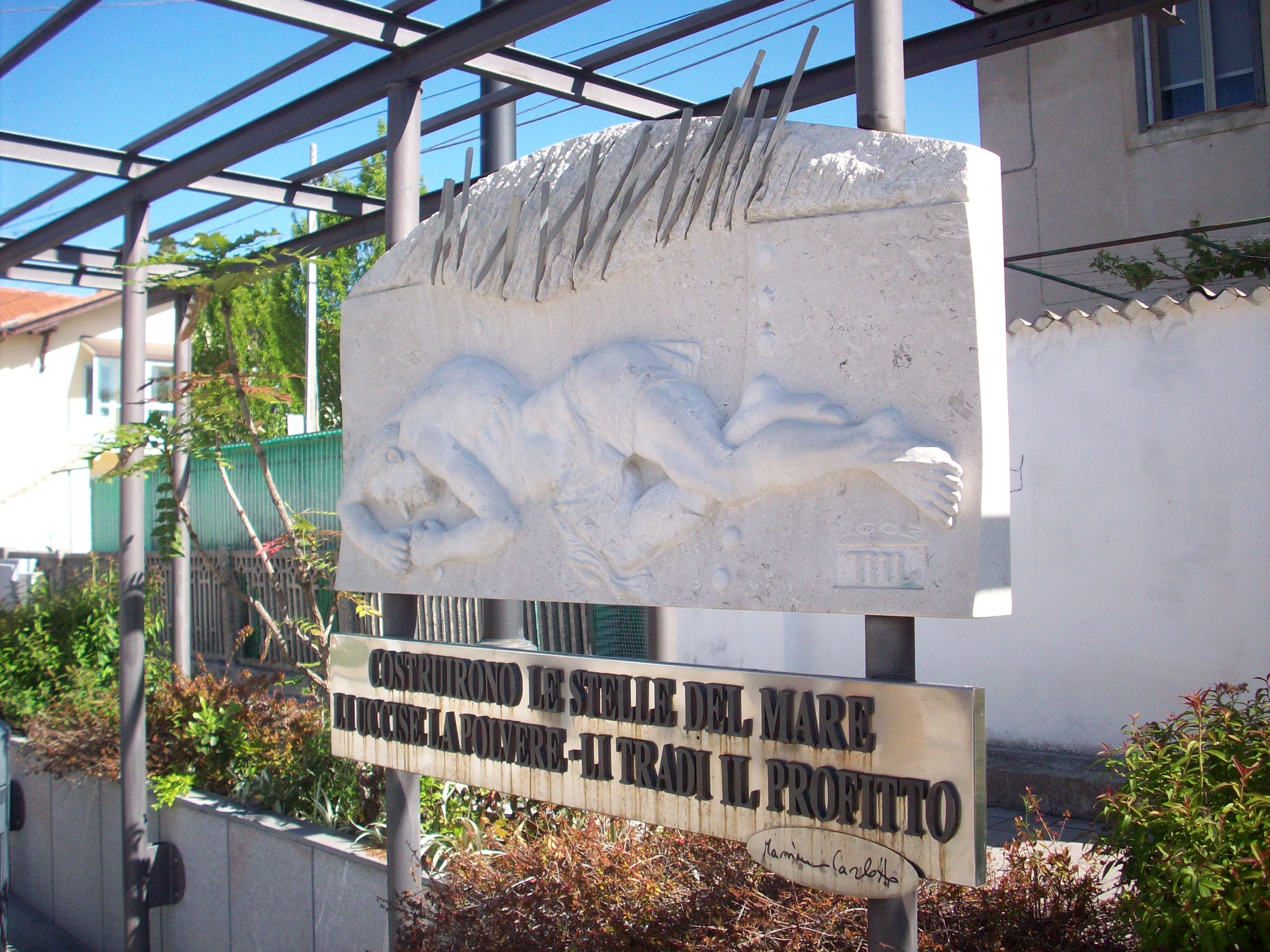 Il monumento dedicato alle vittime dell'amianto, piazzetta C. Colombo, Panzano (Monfalcone)
